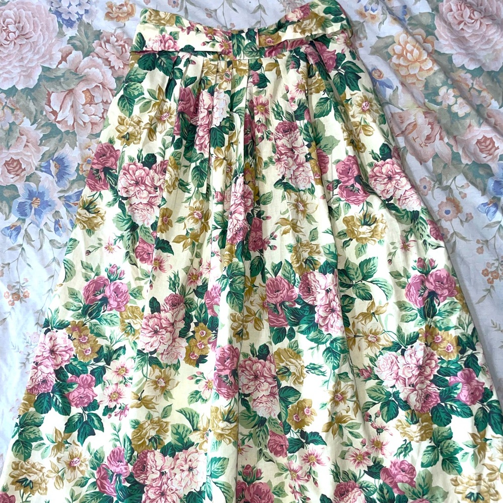 VINTAGE FLORAL full length skirt, size 16 fits like a L/XL